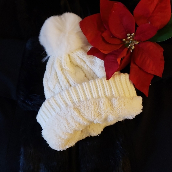 UGG HAT AND INFINITY SCARF SET NEW - Picture 5 of 5